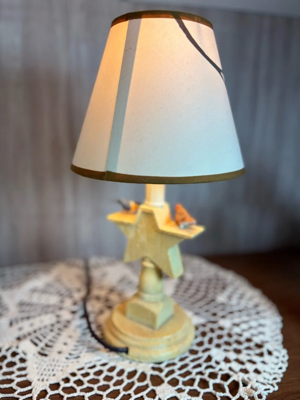 Bird-Themed Star Accent Table Lamp in Cream and Blue